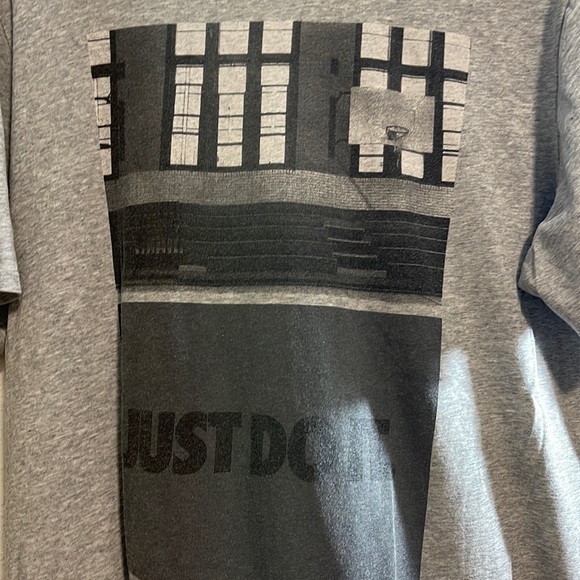 nike gray shirt good condition - Picture 2 of 3